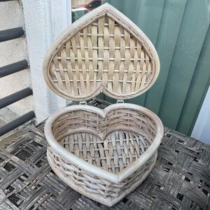 Beautiful Woven Basket Heart Shape W/ Lid